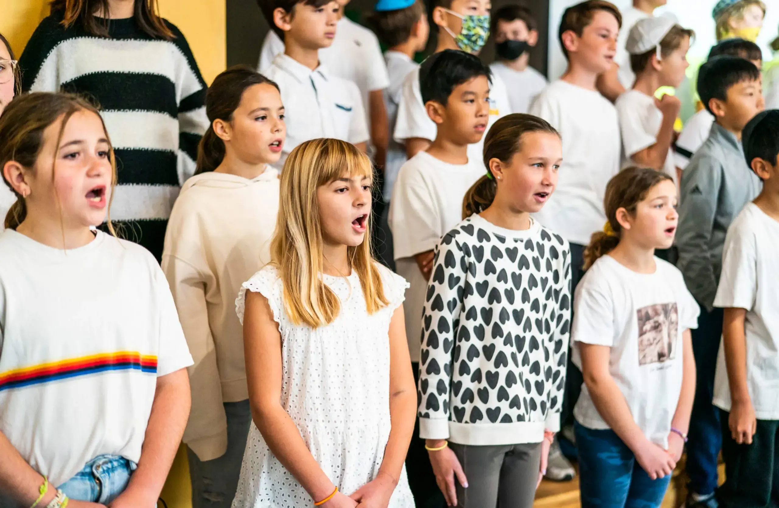 Students singing during Kabbalat