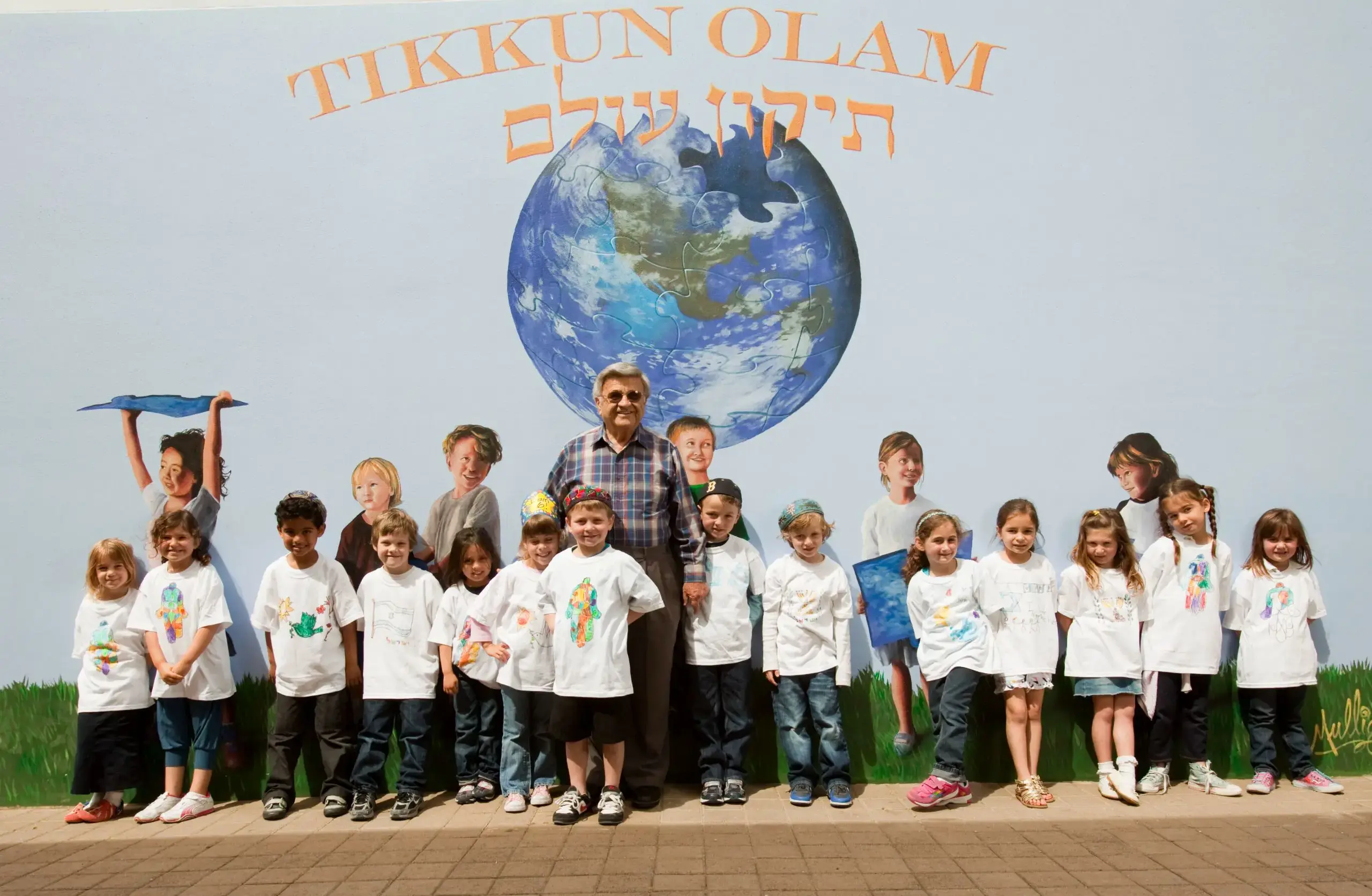 Students standing with Papa Gelman